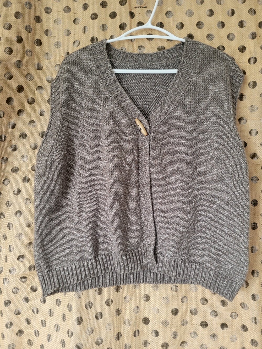 Classic V-Neck Knit Vest in Brown‎
